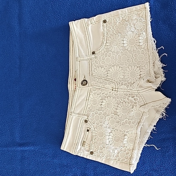 White shorts - Picture 1 of 3